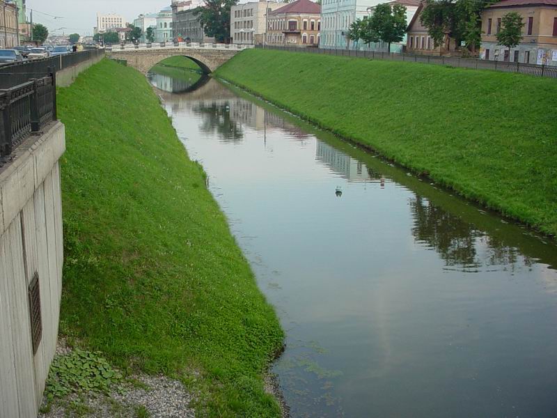 Зеленые склоны у воды