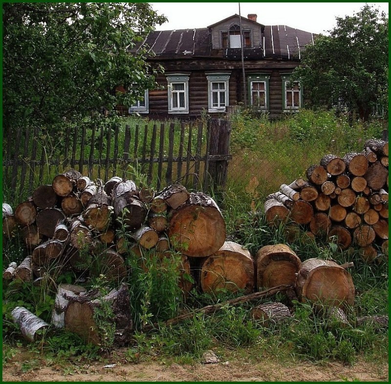 На траве дрова...