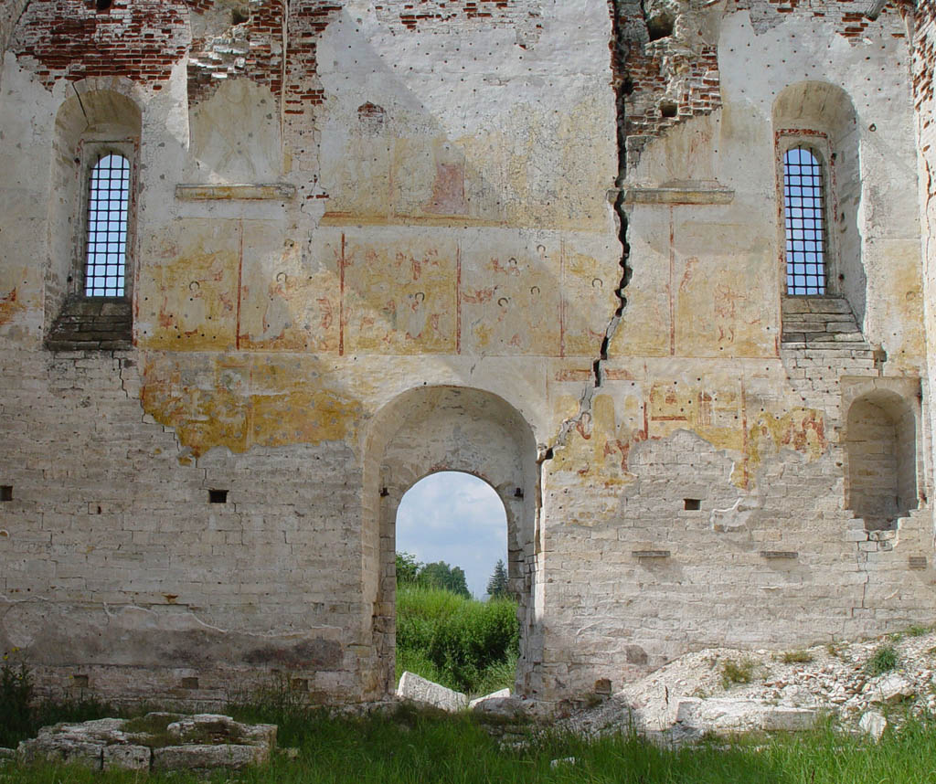 В стенах разрушенного храма