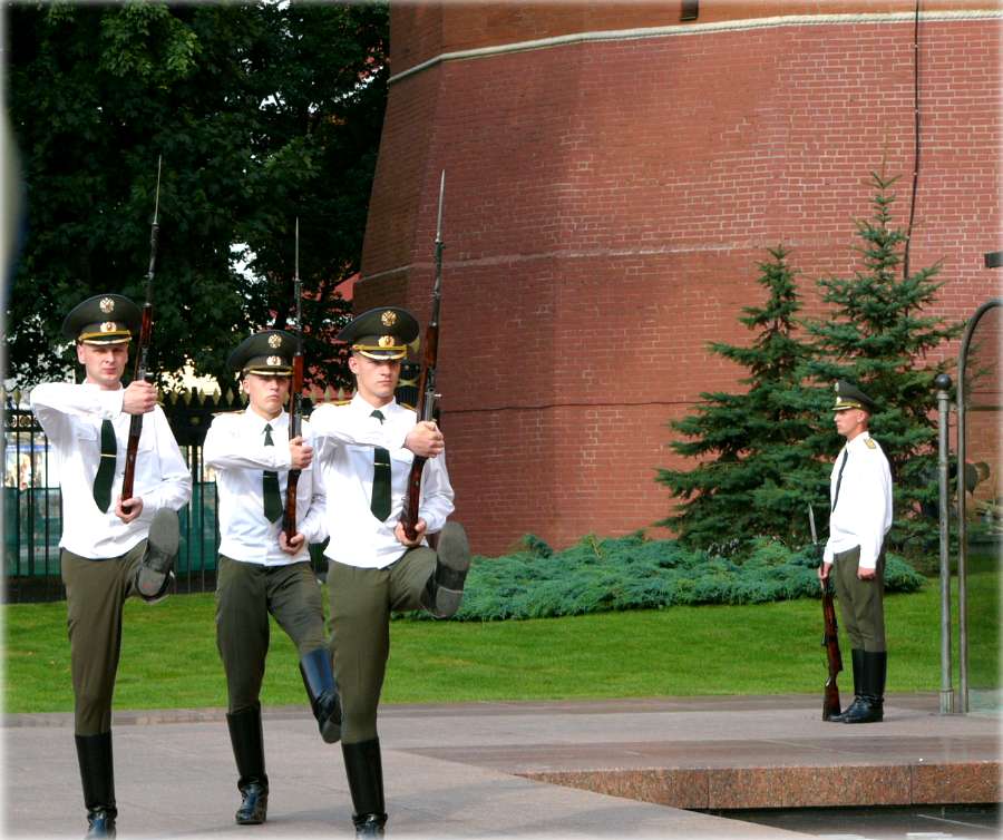 Не все солдаты в ногу....