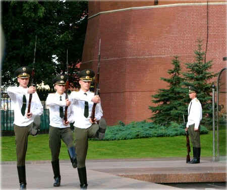 Не все солдаты в ногу....