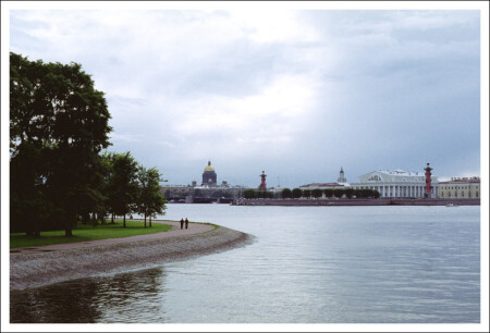 Вид на стрелку В.О.