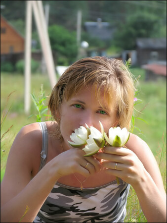 Девушка и кувшинки