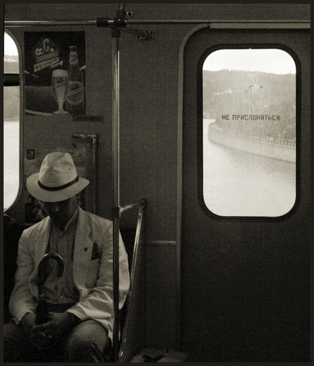 В метро