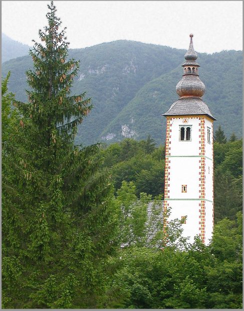 Белая церковь в горах...