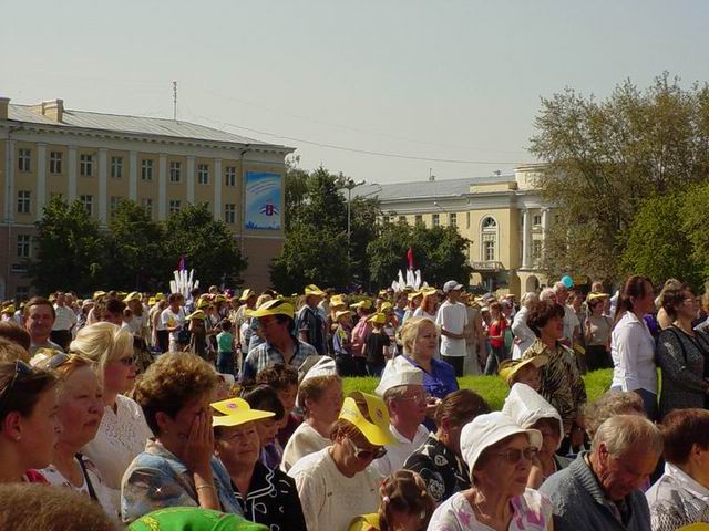 Море желтых кепок
