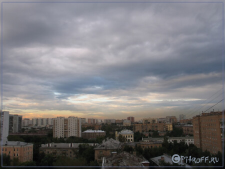 Небо над нами туманами рваными..