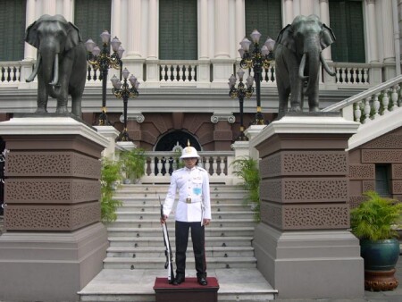 Ох, рано встаёт охрана...