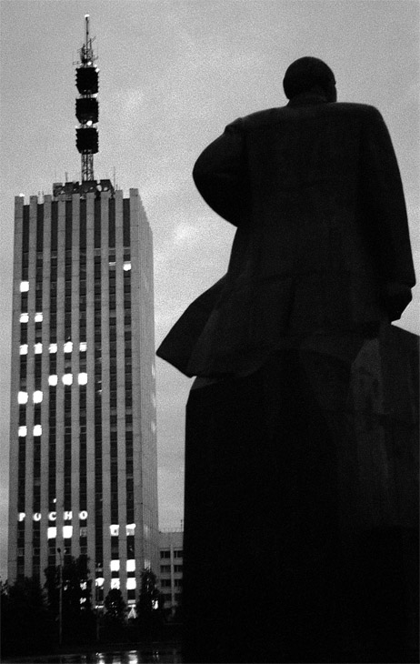 ...всегда шагает впереди