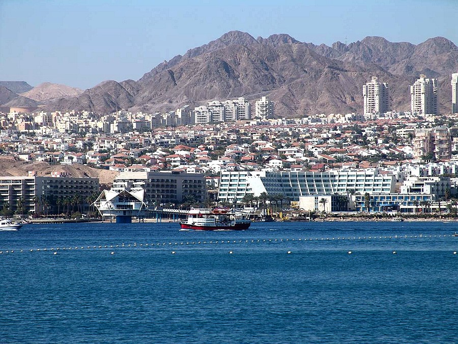 Плывёт по морю кораблик
