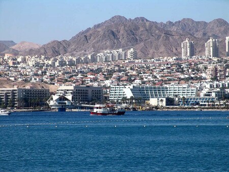 Плывёт по морю кораблик