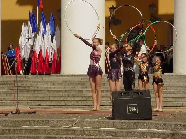 Подняв кольца над собой