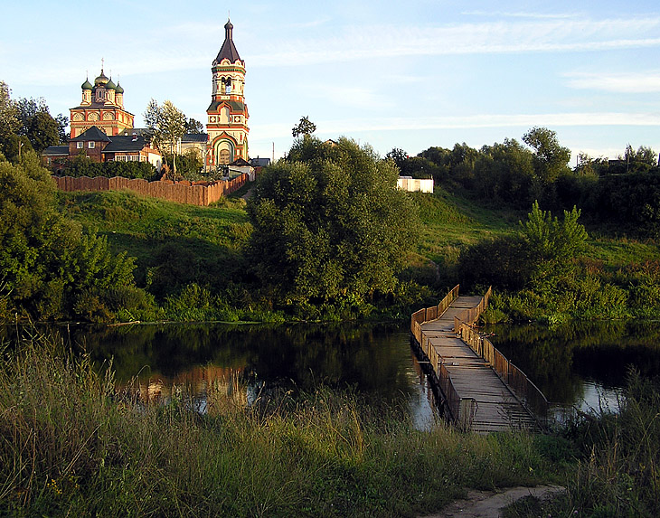 У реки