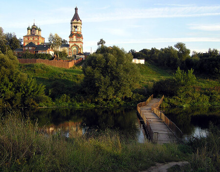 У реки