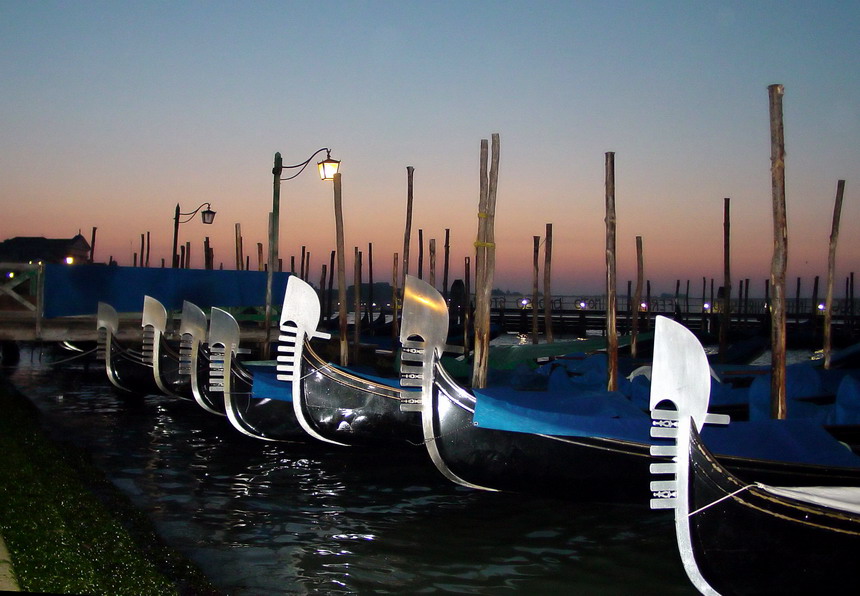 09 - &quot;Gondola Parking ONLY&quot; (Венеция '04)
