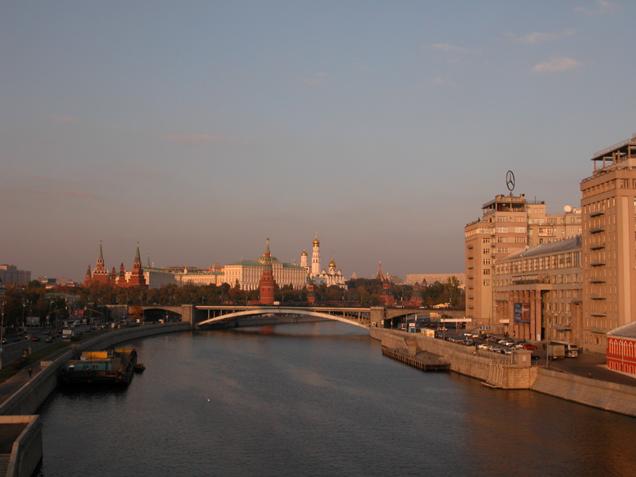 Розовый закат на Москве-реке