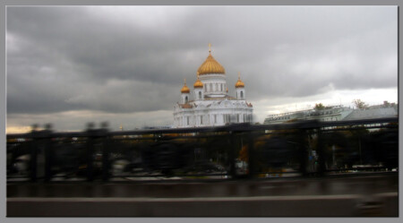 Собор Христа спасителя, снято в движении из машины.