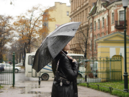 дождь падает вниз.