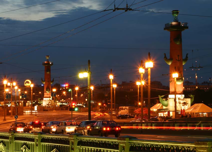 У Ростральных колонн