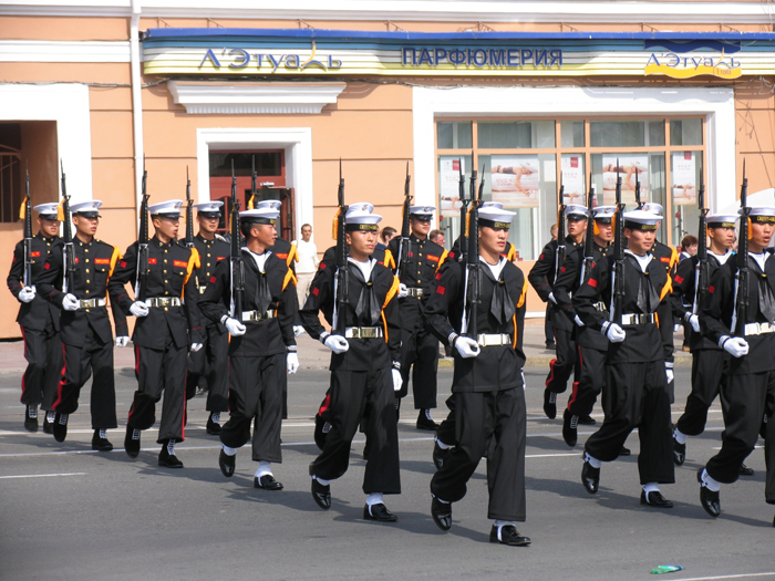 &quot;...синхронно печатая шаг...&quot;