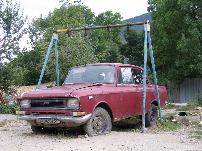 На качелях.