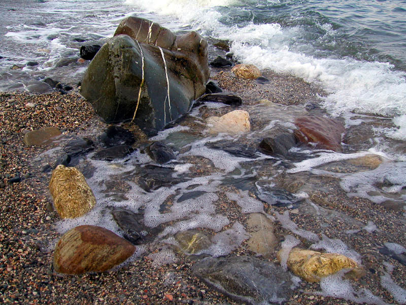 Камни и море