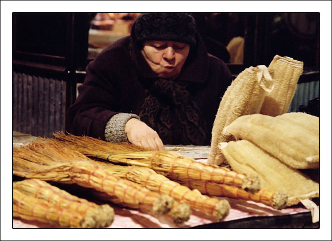 Продавец веников и мочалок.