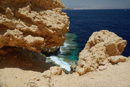 Вода и камень