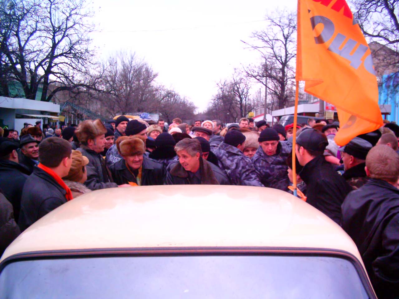 На майдані біля церкви революція іде!