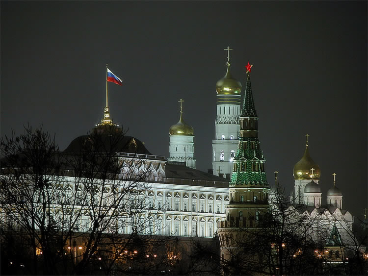 С пешеходного моста