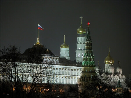 С пешеходного моста