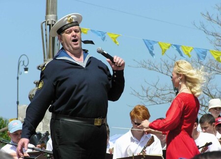 "Раскинулось море широко..."
