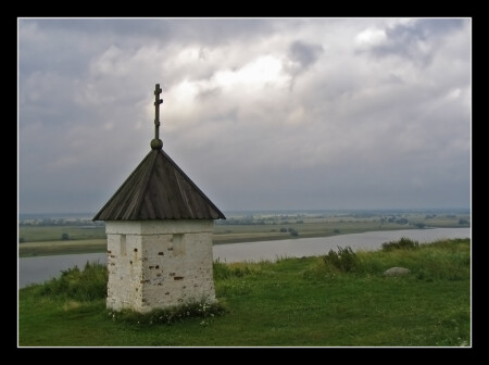 Тревогой вязкой воздух полон...