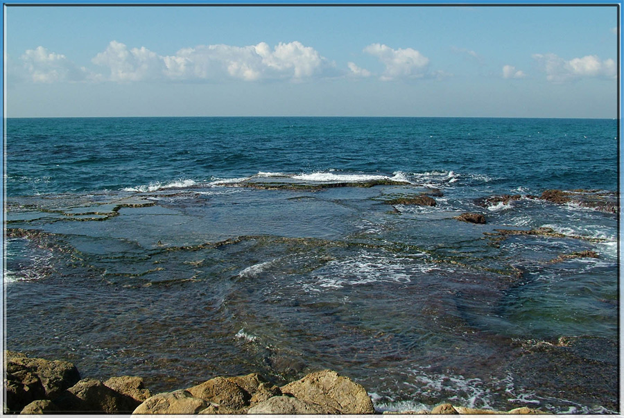 Камни и море