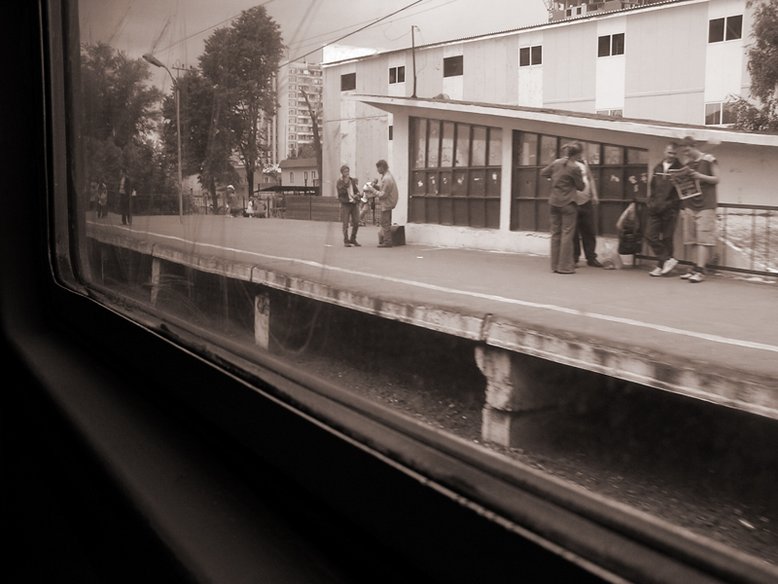 за стеклом