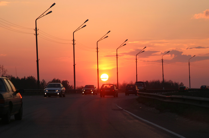 Дорога в лучах заходящего солнца.