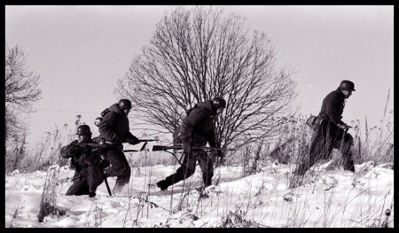 побежали