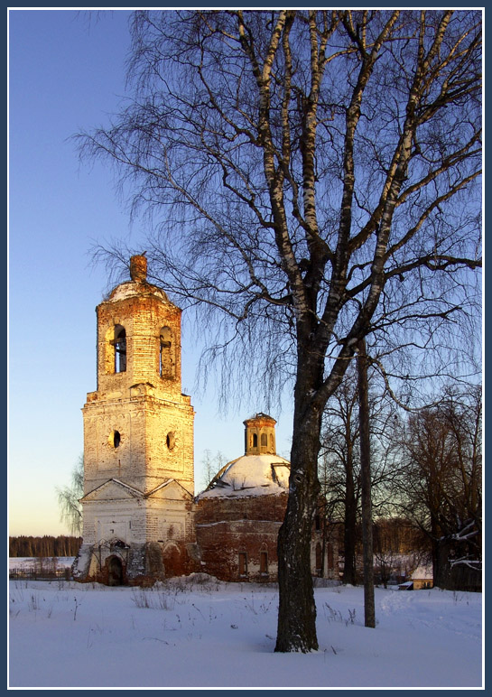 Старая колокольня в теплых предзакатных тонах