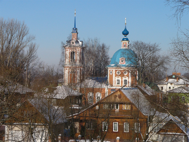 Среди деревьев и домов