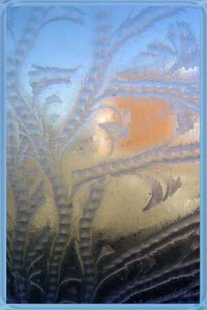 зимняя сказка на зимнем окне