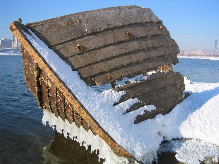 Причалив к берегу баркас...