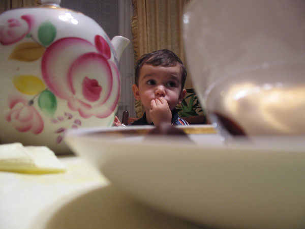 Маленький мальчик и большие чайники
