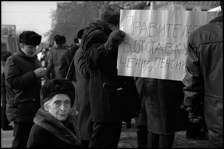 Пожилая женщина на митинге