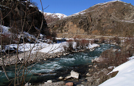 Солнце, горы и вода.