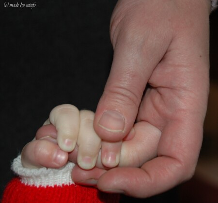 За мамину руку...