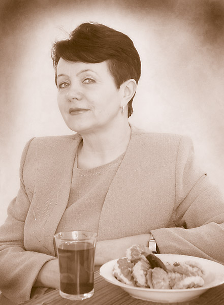 ну съешь же этих мягких французских булок, да выпей чаю...