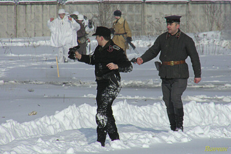 Сами мы не местные, отбились от бронепоезда