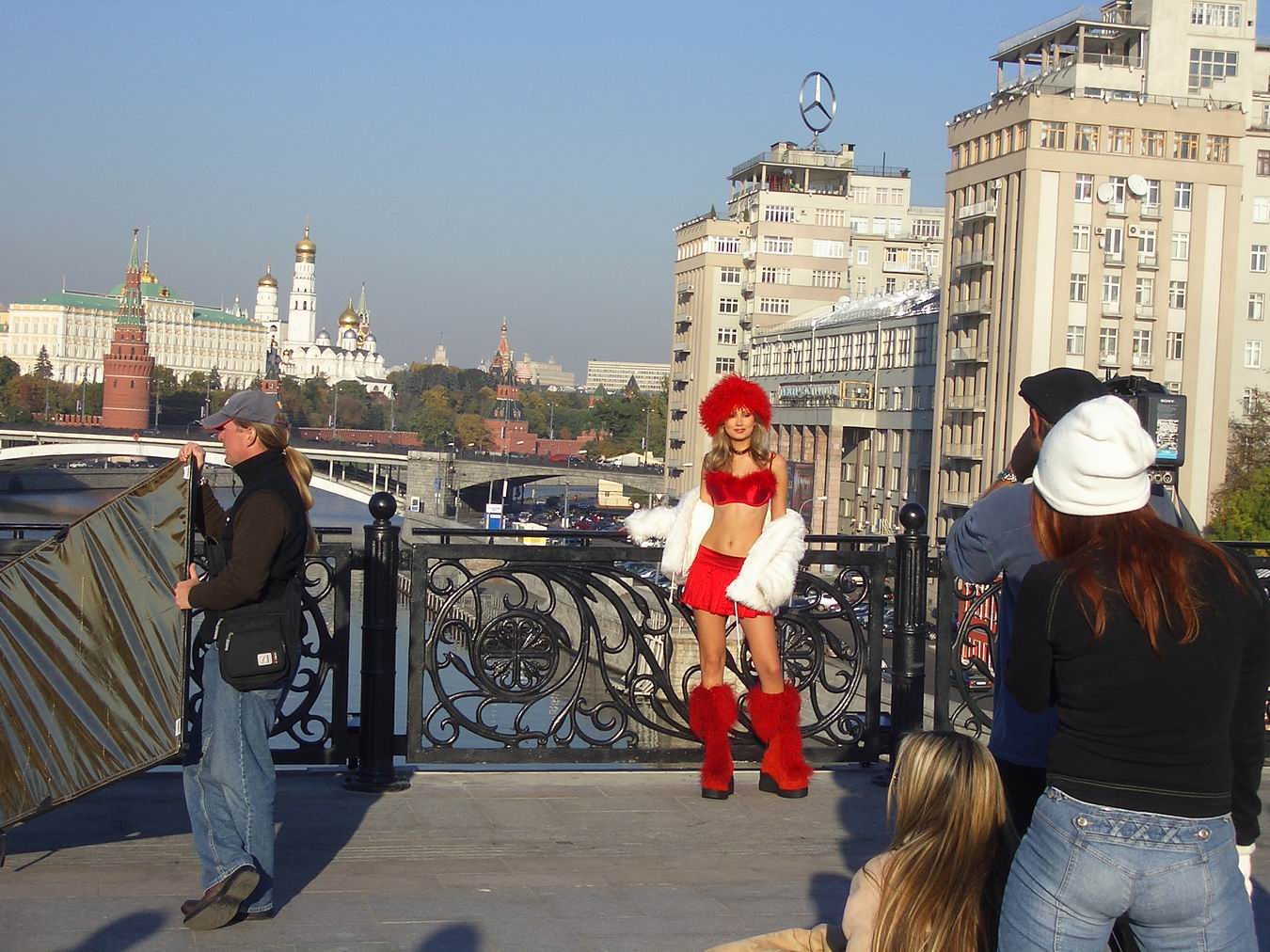 На фоне Кремля...