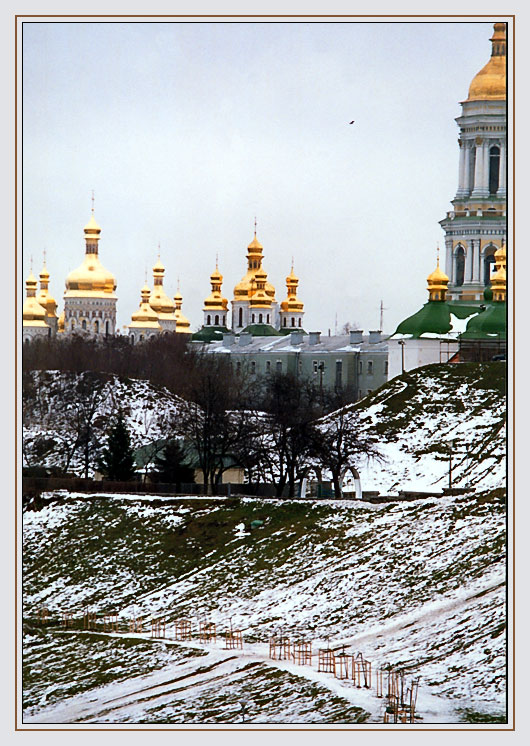 Ноябрь. Выпал первый снег. Вся природа замерла.