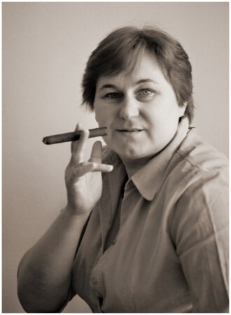 Девушка с сигарой